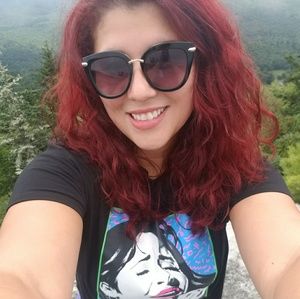 Meet your Posher, Claudia